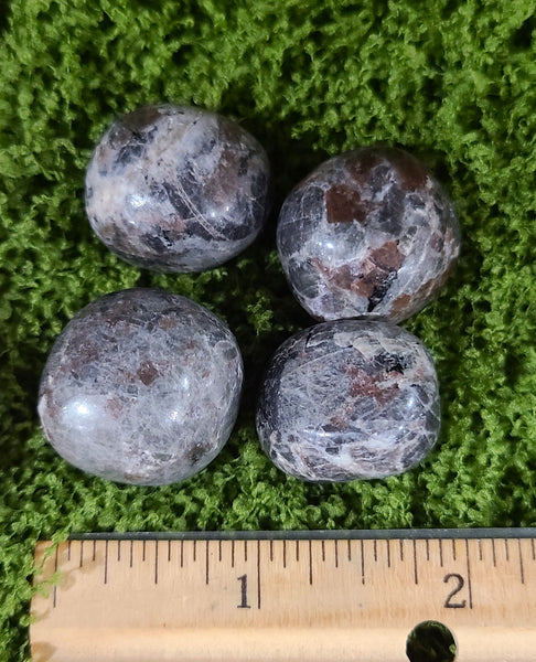 Yooperlite tumbled stone *UV reactive*