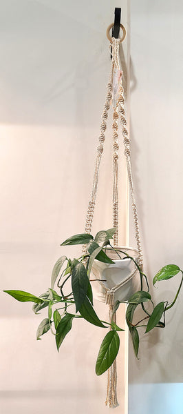 Macrame plant hanger (handmade by @sarasknots)