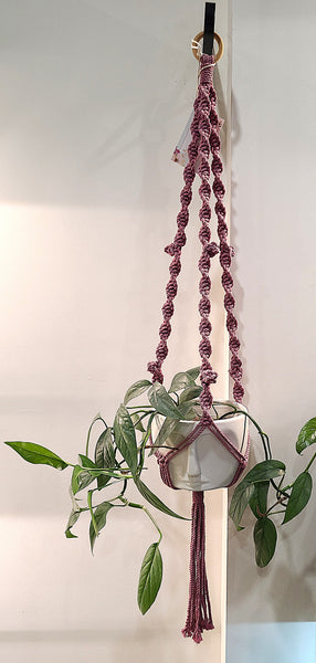 Macrame plant hanger (handmade by @sarasknots)